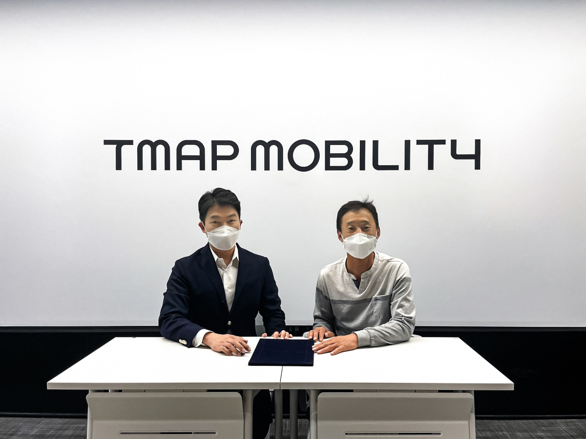 ▲이근우(왼쪽부터) 버틀러 대표와 장교희 티맵모빌리티 MOD1그룹장이 10일 서울 명동 티맵모빌리티 사옥에서 업무협약(MOU) 체결 후 기념촬영을 하고 있다. (사진제공=티맵모빌리티)