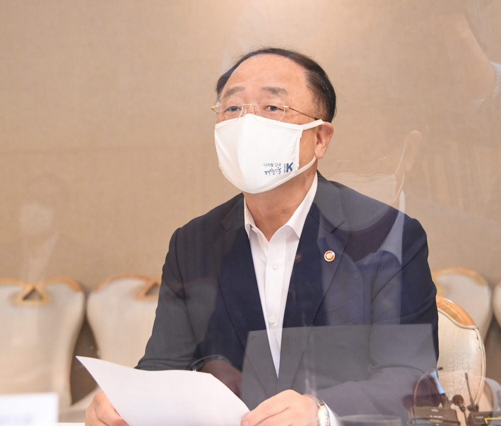 ▲홍남기 경제부총리 겸 기획재정부 장관이 8월 11일 서울 광화문 정부서울청사에서 열린 '제28차 부동산시장 점검 관계장관회의'를 주재, 모두발언을 하고 있다. (사진제공=기획재정부)
