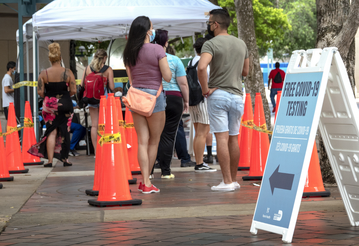 ▲미국 플로리다주 마이애미에서 사람들이 신종 코로나바이러스감염증(코로나19) 검사를 위해 줄을 서고 있다. 마이애미/EPA연합뉴스