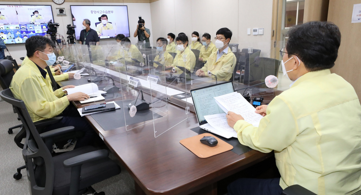 ▲코로나19 신규 확진자 수가 2000명을 넘어선 11일 권덕철 중앙재난안전대책본부 1차장(보건복지부 장관)이 정부세종청사에서 열린 코로나19 대응 중대본 회의에서 모두발언을 하고 있다. (뉴시스)