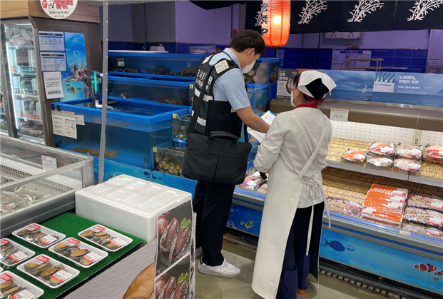 ▲수산물 원산지 표시 단속현장 사진 (사진제공=해양수산부)
