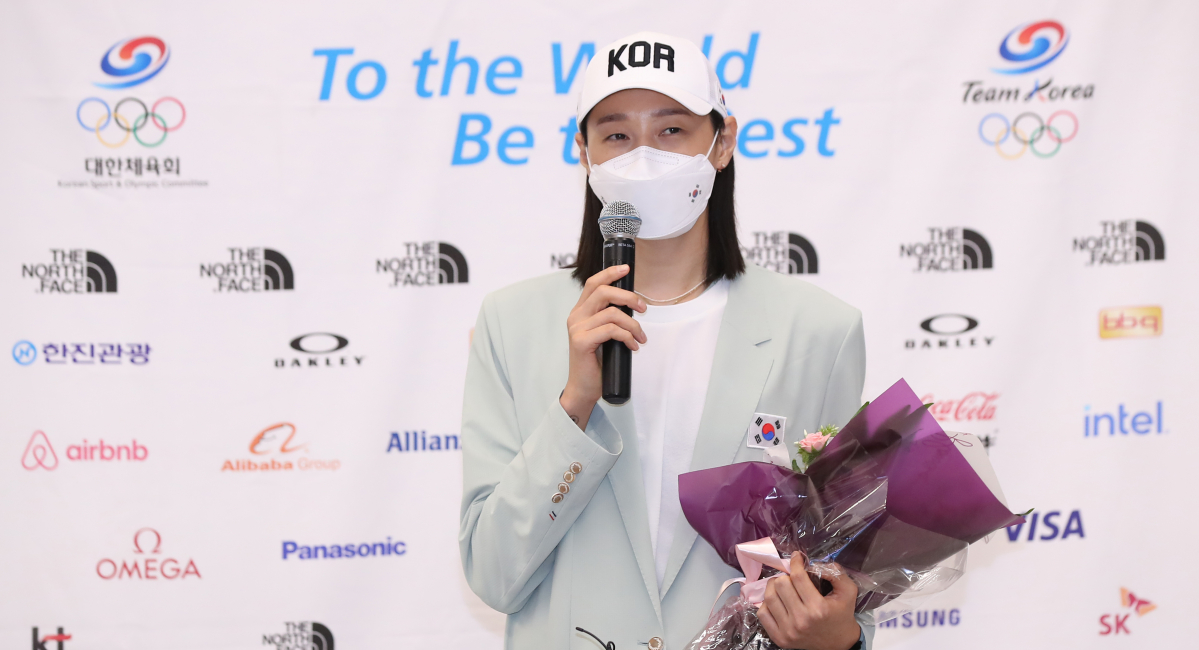 ▲9일 오후 인천국제공항 제2터미널 입국장에서 열린 2020 도쿄올림픽 대한민국 선수단 환영식 기자회견에서 여자 배구대표팀 주장 김연경이 귀국 소감을 말하고 있다. (연합뉴스)