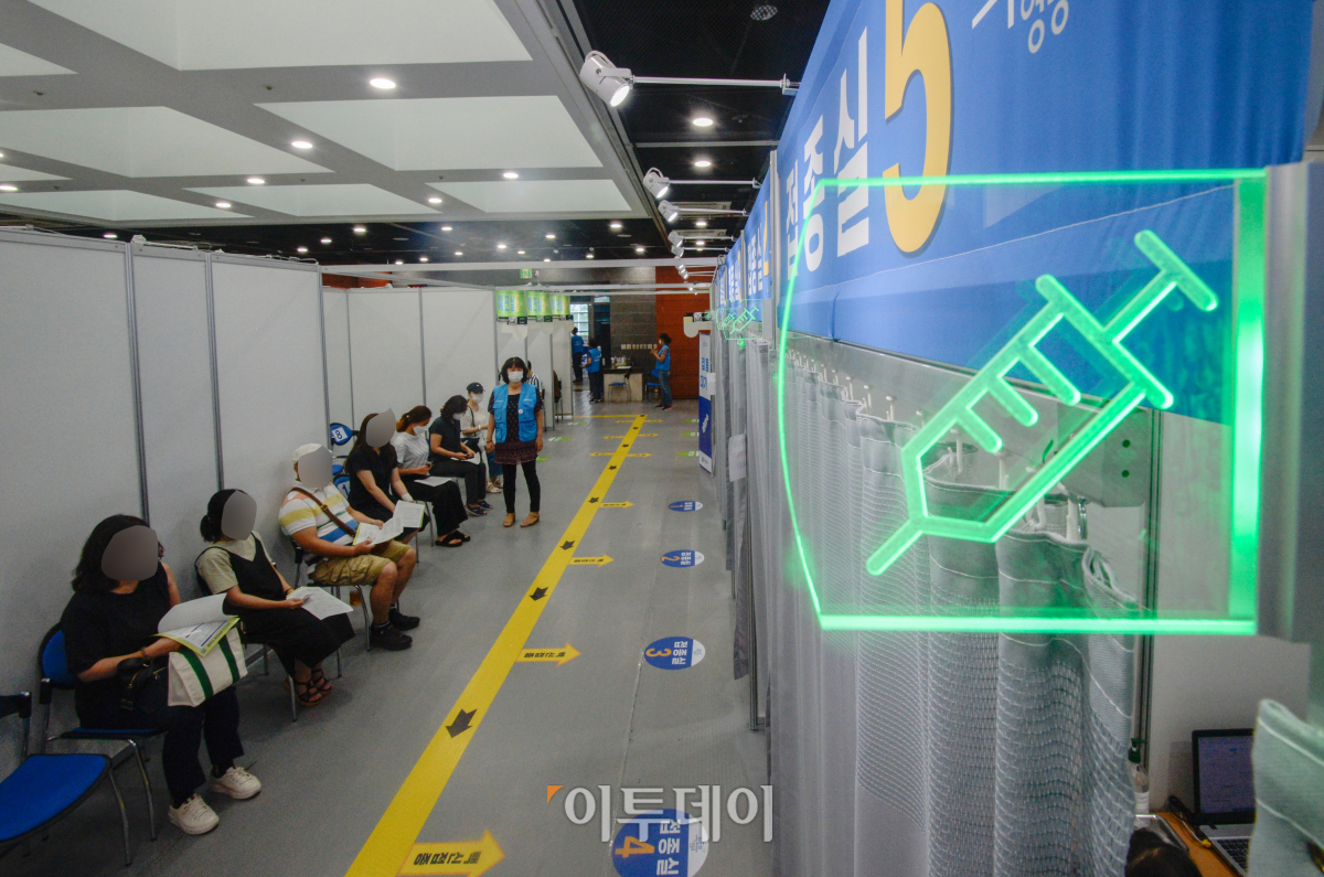 ▲시민들이 코로나19 검사를 위해 줄지어 앉아있다.  (조현호 기자 hyunho@)