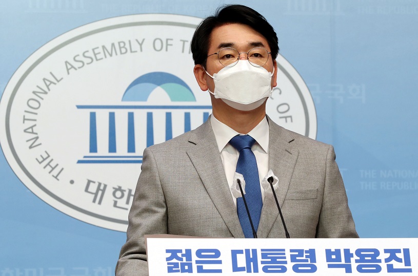 ▲더불어민주당 대선주자인 박용진 의원이 11일 서울여의도 국회 소통관에서 대선 공약을 발표하고 있다. (연합뉴스)