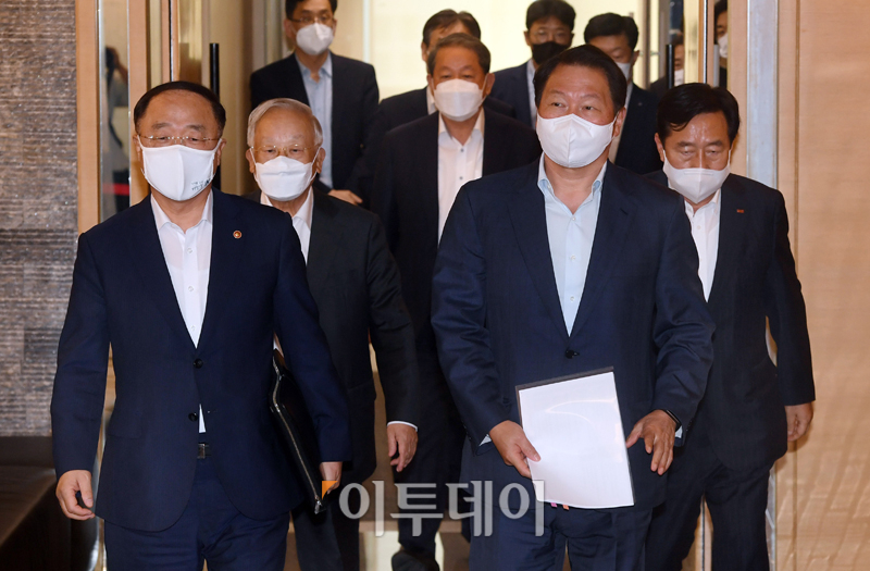 ▲홍남기 경제부총리 겸 기획재정부 장관과 최태원 대한상공회의소 회장이 11일 오후 서울 중구 대한상공회의소에서 열린 '부총리-경제단체장 간담회'에 참석하고 있다. (고이란 기자 photoeran@)