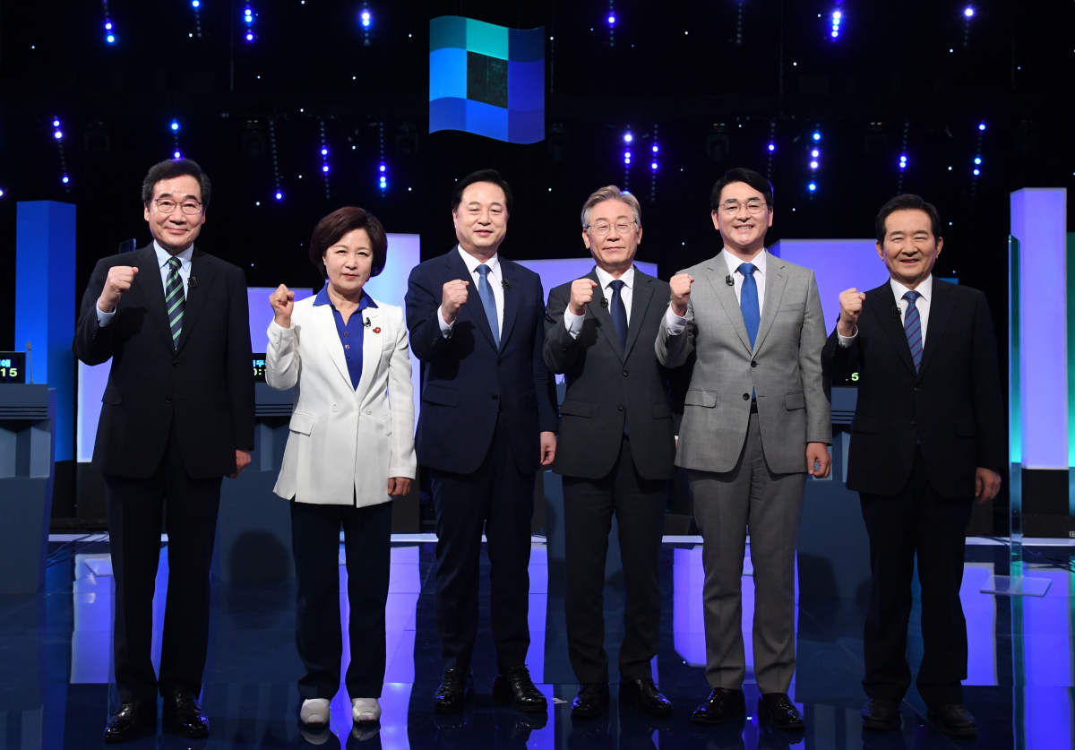 ▲더불어민주당 대선 예비후보들이 11일 오후 서울 여의도 KBS에서 열린 본경선 3차 TV토론에 앞서 기념촬영을 하고 있다. 왼쪽부터 이낙연, 추미애, 김두관, 이재명, 박용진, 정세균 후보. (연합뉴스)