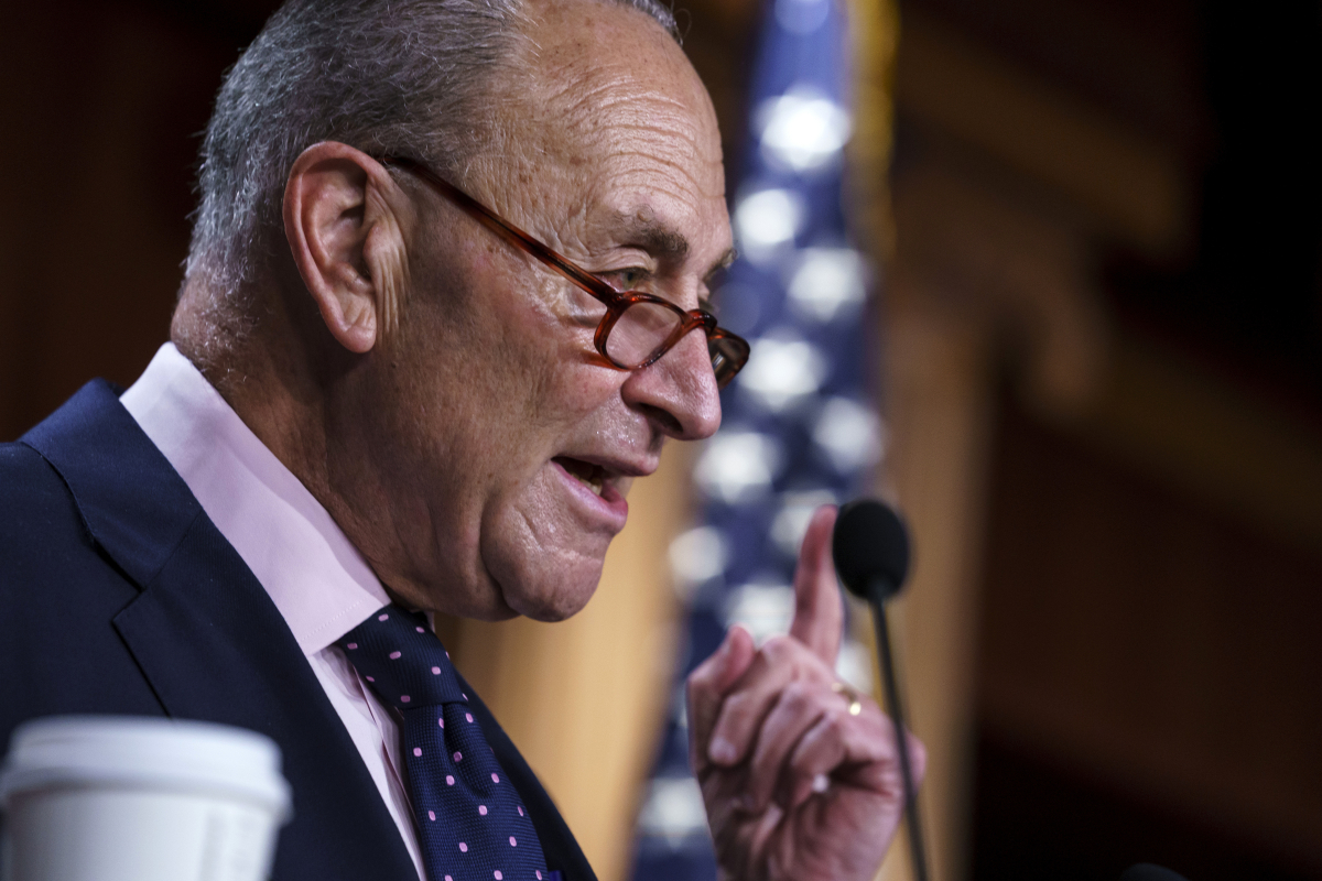 ▲척 슈머 민주당 상원 원내대표가 11일(현지시간) 의회에서 예산결의안 표결 이후 기자회견을 하고 있다. 워싱턴D.C./AP뉴시스