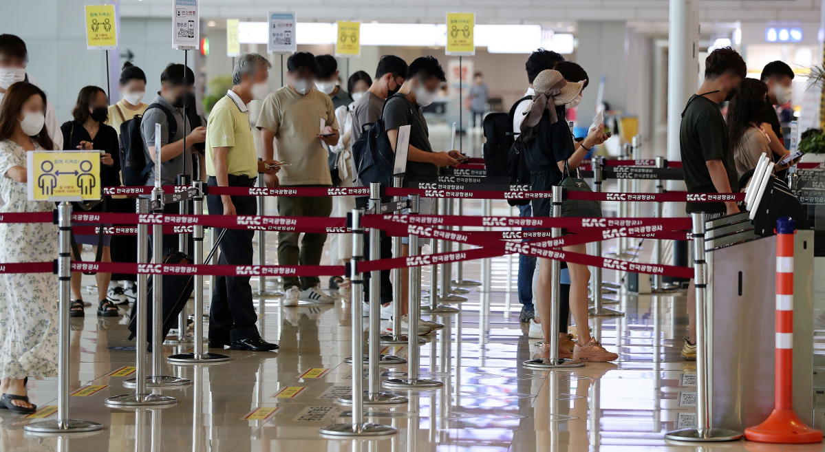 ▲코로나19 신규 확진자 수가 역대 최다인 2,223명(국내발생 2,145명, 해외유입 85명)으로 집계된 11일 오후 서울 강서구 김포국제공항 국내선 출발 터미널이 광복절 연휴를 앞두고 여행 가는 시민들로 북적이고 있다. (뉴시스)