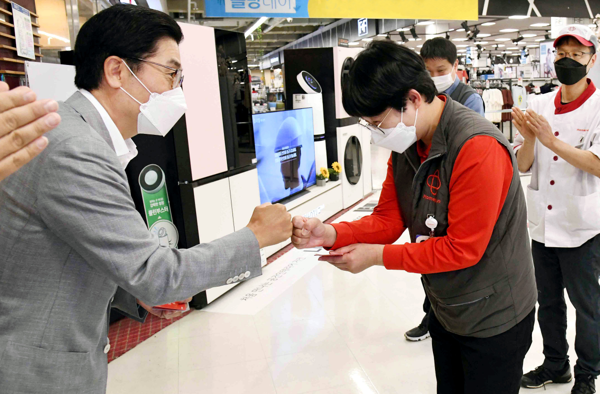 ▲이제훈(왼쪽) 대표 (사진제공=홈플러스)