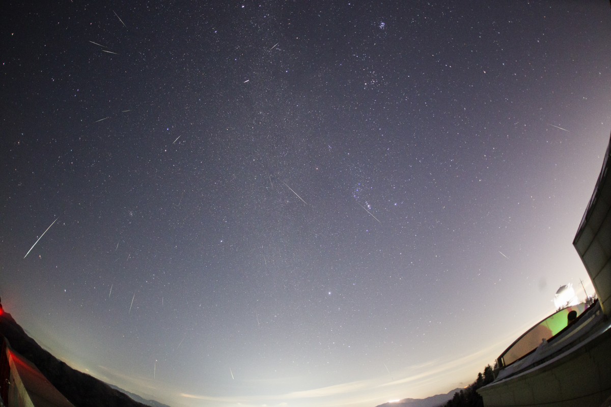 ▲국립과천과학관은 12일 저녁 10시부터 13일 새벽 4시까지 유튜브 채널을 통해 페르세우스 유성우를 생중계한다. 사진은 페르세우스 유성우가 떨어지는 모습. (사진제공=국립과천과학관)