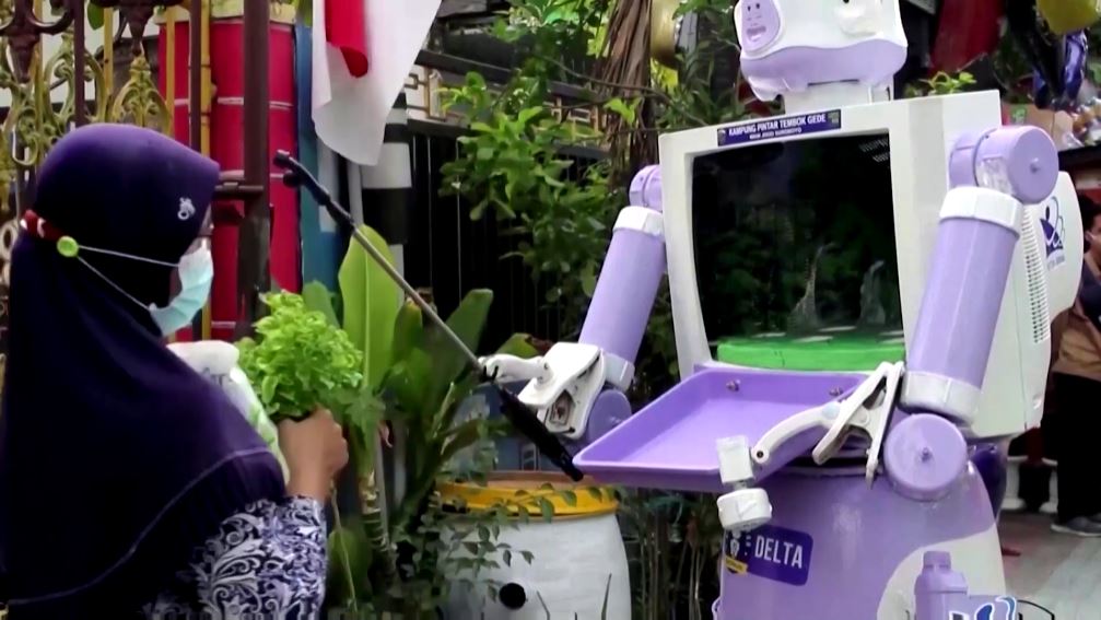 ▲격리 중인 주민이 로봇을 통해 생필품을 전달받고 있다. (로이터 캡처)