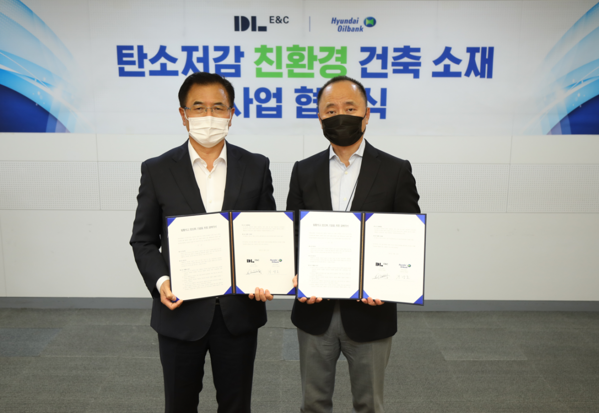 ▲강달호(왼쪽) 현대오일뱅크 사장과 마창민 DL이앤씨 대표가 12일 중구 현대오일뱅크 서울사무소에서 ‘탄소저감 친환경 건축소재 사업 협약’을 맺고 기념사진을 찍고 있다. (사진제공=현대오일뱅크)