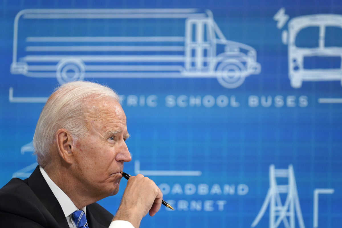 ▲조 바이든 미국 대통령이 11일(현지시간) 백악관 단지내 사우스코트 오디토리엄에서 진행된 가상회의에서 주지사, 시장 등 선출직 관리들과 초당적 인프라 예산안의 중요성에 대해 논의하고 있다. 워싱턴/AP뉴시스