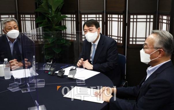 ▲국민의힘 대선 예비후보 윤석열 전 검찰총장이 12일 오전 서울 종로구 국민캠프에서 열린 코로나19 대책 마련을 위한 전문가 간담회에서 모두발언을 하고 있다. 국회사진취재단  (이투데이DB)