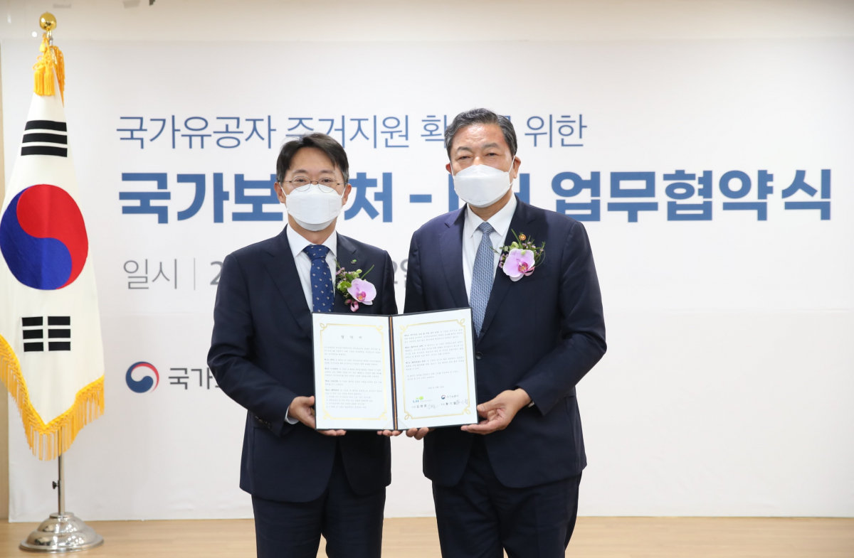 ▲김현준 LH 사장(왼쪽)과 황기철 국가보훈처장이 '국가유공자 주거지원 확대를 위한 협약'을 체결한 뒤 기념촬영을 하고 있다. (사진제공=한국토지주택공사(LH))