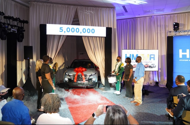 ▲12일(현지시간) 현대차 미국 앨라배마 공장에서 누적생산 500만 대 기념식이 열렸다. 2005년 5월 첫 생산을 시작한지 16년 3개월 만. 쏘나타와 아반떼(현지명 엘란트라), 싼타페 등을 생산해온 이 공장은 최근 증설 작업을 마치고 투싼과 이를 베이스로 한 소형 픽업 싼타크루즈 생산에 나섰다. (사진제공=HMA)