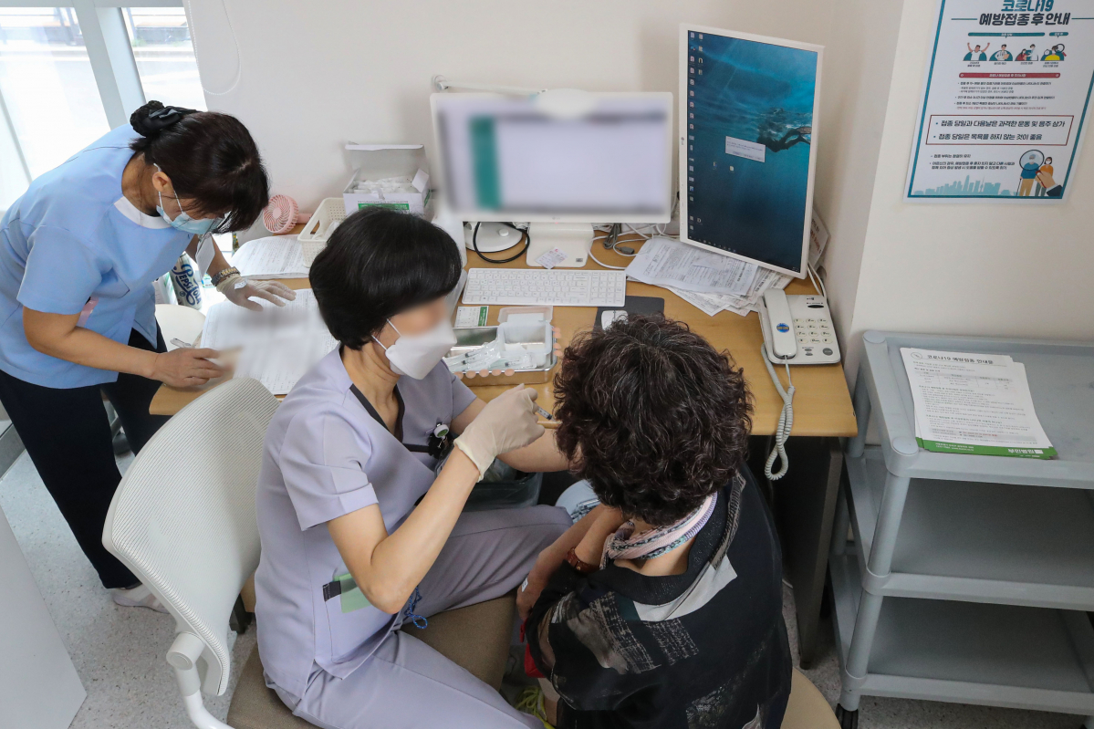 ▲12일 오전 서울 강서구 한 위탁의료기관에서 시민이 아스트라제네카 백신 접종을 맞고 있다. (뉴시스)