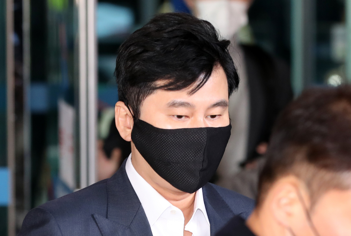 ▲2020년 11월 해외 원정도박 혐의로 기소된 양현석 전 YG엔터테인먼트 대표가 서울 마포구 서울서부지방법원에서 열린 선고공판을 마치고 나서고 있다. (뉴시스)