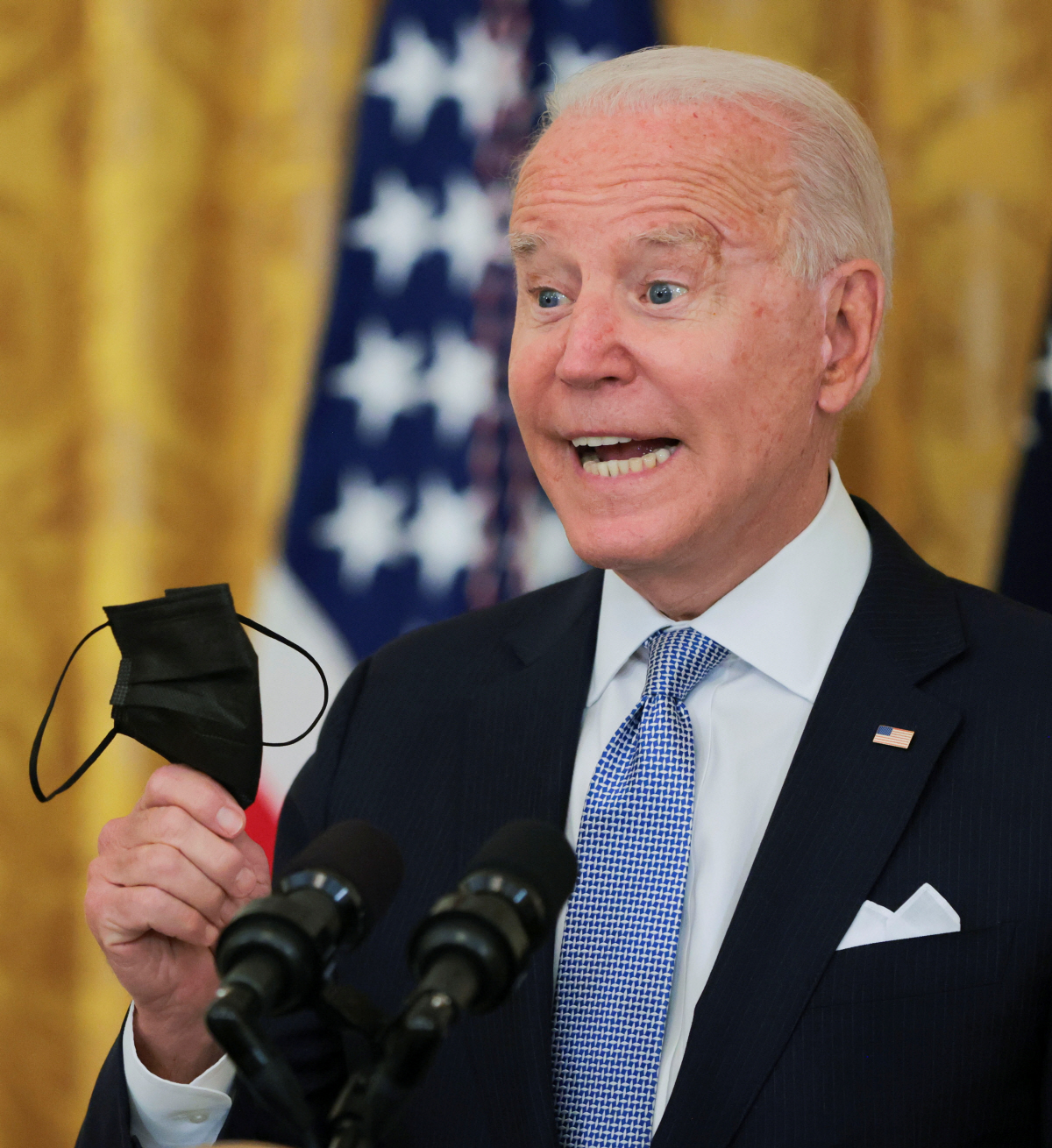 ▲조 바이든 미국 대통령이 29일(현지시간) 백악관 이스트룸에서 마스크를 손에 들고 발언하고 있다. 워싱턴/AP연합뉴스