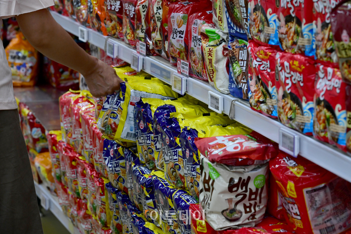 ▲오뚜기가 진라면 등 주요 라면 가격을 평균 11.9% 인상한 1일 서울의 한 대형마트에서 시민들이 라면을 살펴보고 있다. 원가 압박과 인건비 상승으로 인한 오뚜기의 라면값 인상은 2008년 4월 이후 13년 4개월만이며, 농심도 4년 8개월만인 16일부터 신라면 등 주요 라면의 출고가격을 평균 6.8% 인상하기로 했다. 신태현 기자 holjjak@