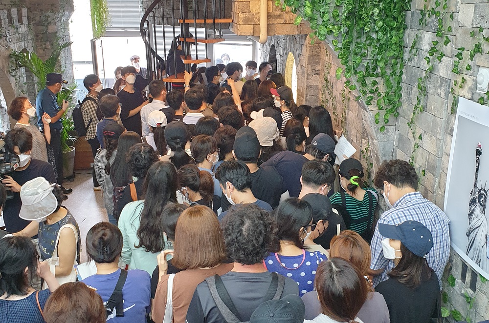 ▲머지플러스 본사 5층에 이용자들이 대거 몰려 아수라장이 됐다. (심민규 수습기자 wildboar@ )