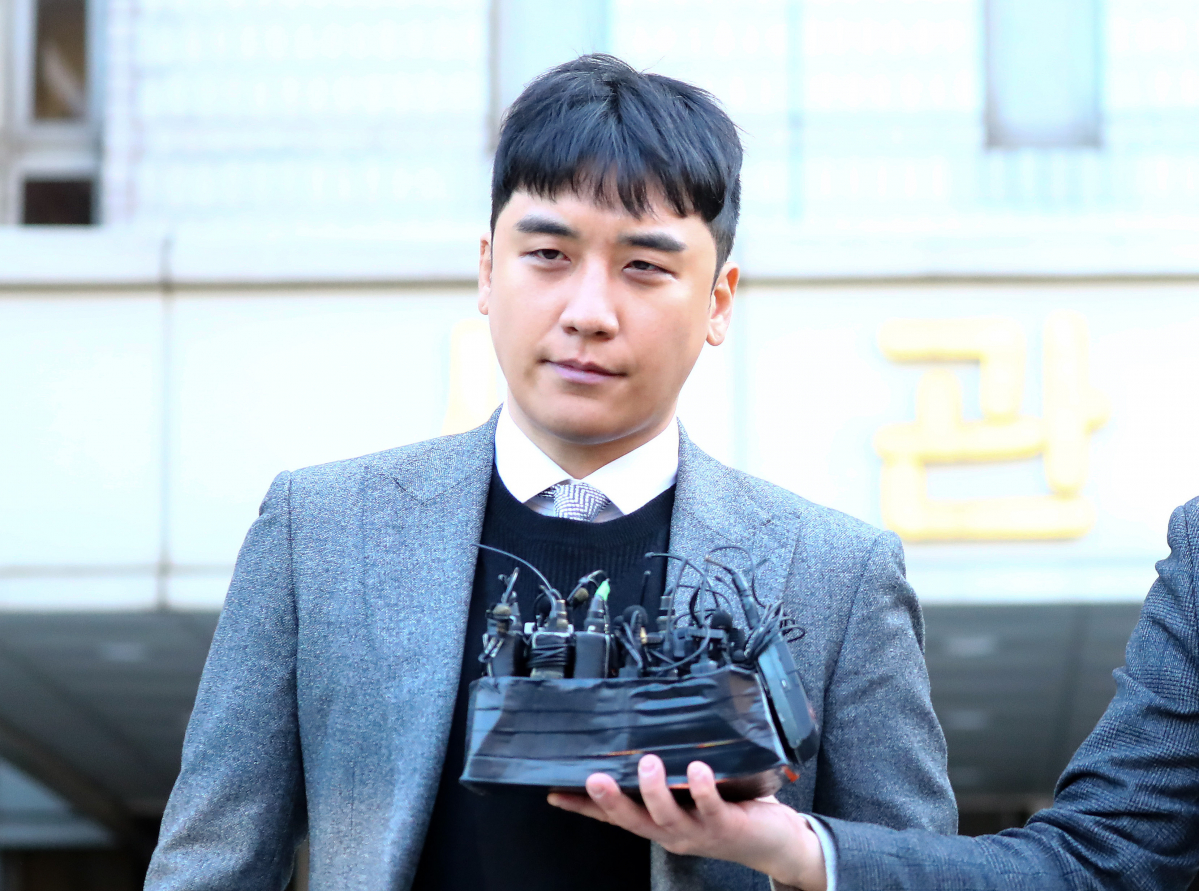 ▲지난해 1월 승리가 13일 오전 서울 서초구 서울중앙지법에서 열린 영장실질심사(구속 전 피의자 심문)를 마친 후 법원을 나서고 있다.  (뉴시스)