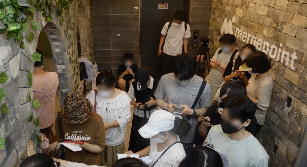 ▲13일 서울 영등포구에 위치한 '머지포인트' 운영사 머지플러스 본사를 찾은 가입자들이 환불을 요구하고 있다. (조현호 기자 hyunho@)