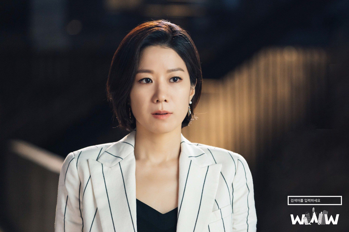 ▲유니콘 대표 송가경(전혜진 분)은 재벌 기업을 이끄는 시어머니에 억눌려 회사를 위한 결정은커녕 사회를 어지럽히는 불법적인 행위를 저지른다. (tvN)