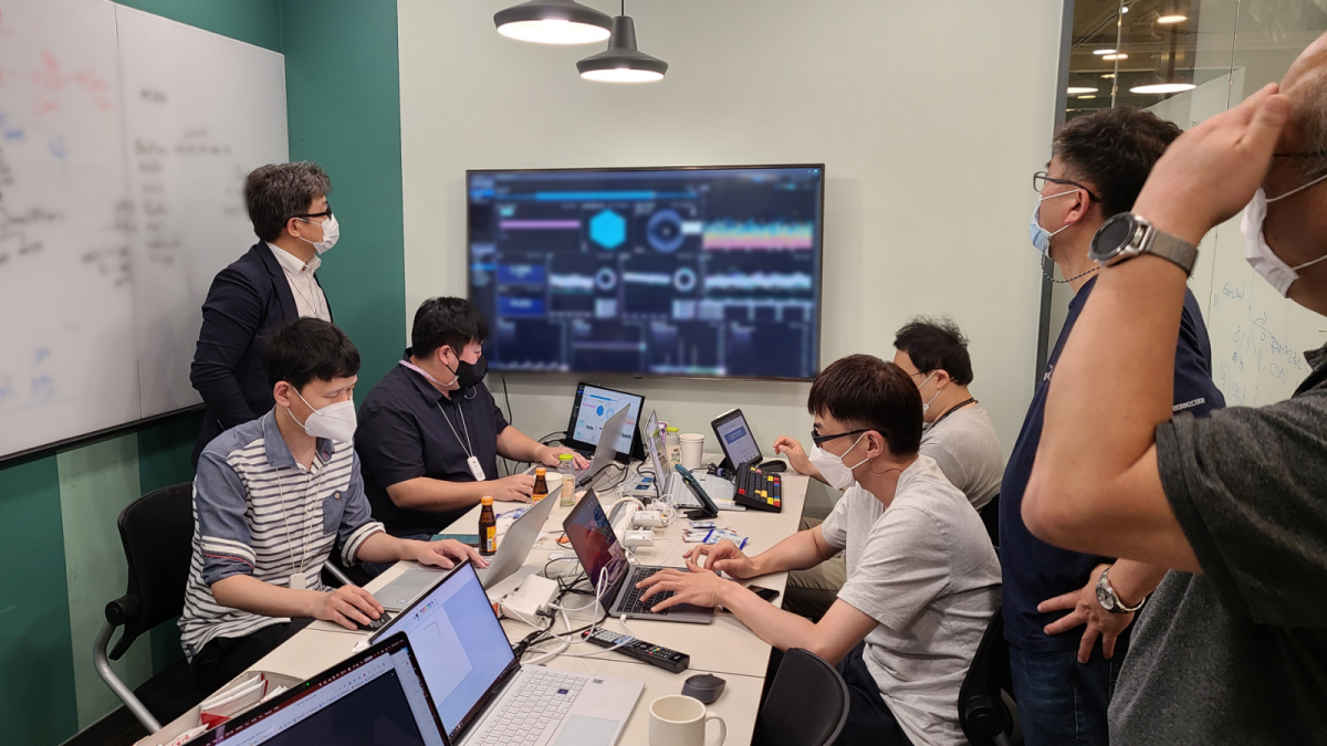 ▲베스핀글로벌 코로나19 예방접종 사전예약 시스템 개발을 위해 TF가 모여 회의하고 있다.  (사진제공=베스핀글로벌)