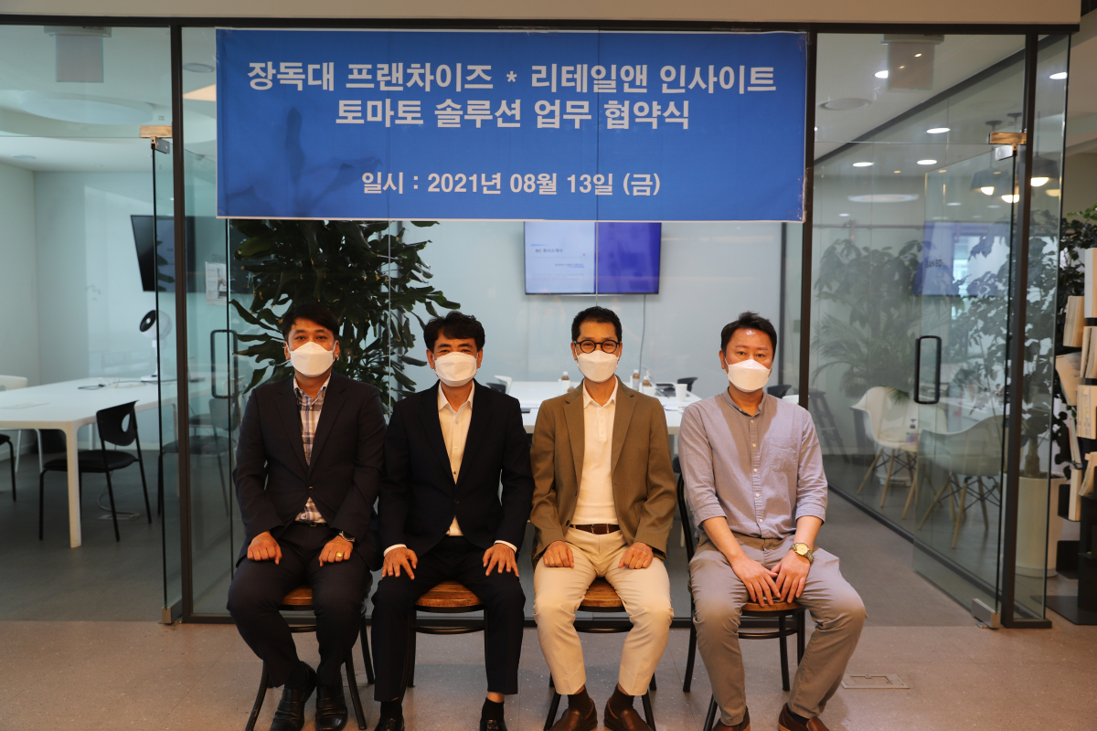 ▲좌측부터 장독대 유형동 본부장, 장독대 고양곤 대표, 리테일앤인사이트 성준경 대표, 리테일앤인사이트 이동호 팀장  (장독대)