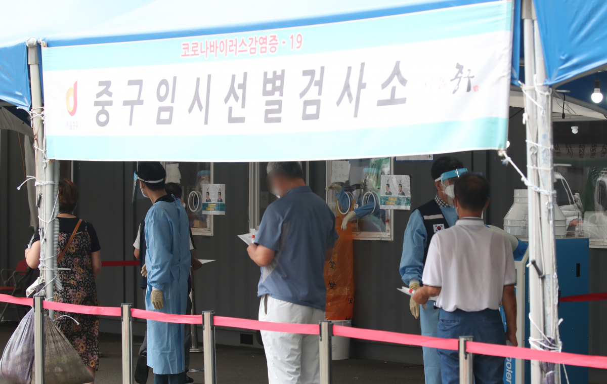 ▲13일 서울 중구 서울역 광장 임시 선별검사소에서 시민들이 신종 코로나바이러스 감염증(코로나19) 검사를 받기 위해 대기하고 있다.     (연합뉴스)