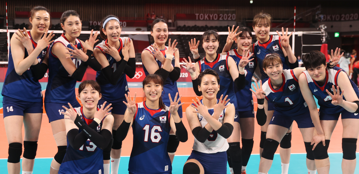 ▲4일 일본 아리아케 아레나에서 열린 도쿄올림픽 여자 배구 8강 한국과 터키의 경기에서 승리, 4강 진출에 성공한 한국의 김연경 등 선수들이 환호하고 있다. (연합뉴스)