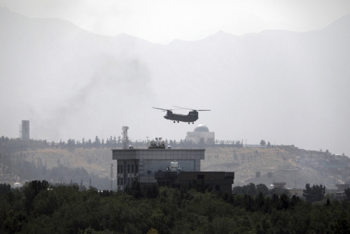▲미국 ‘치누크’ 수송 헬기가 15일(현지시간) 아프가니스탄 카불 주재 미국 대사관 상공을 날고 있다. (카불/AP연합뉴스)