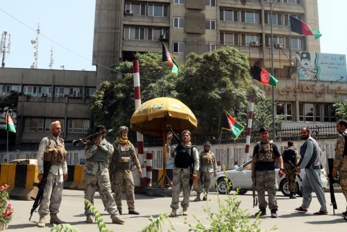 ▲아프가니스탄 정부군이 15일(현지시간) 카불 검문소 경계를 서고 있다. 
 (카불/EPA연합뉴스)