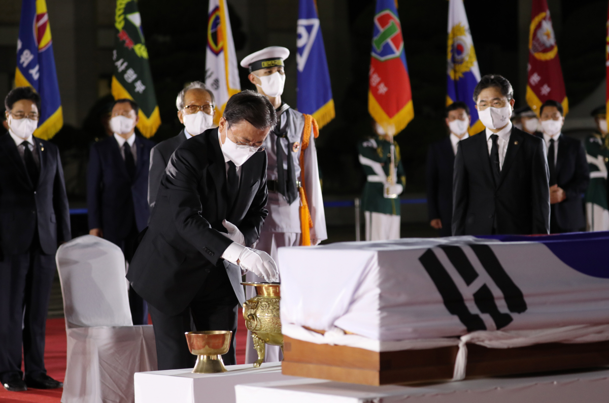 ▲문재인 대통령이 15일 성남 서울공항에서 78년 만에 고국의 품으로 돌아온 홍범도 장군의 유해에 분향하고 있다. (연합뉴스)