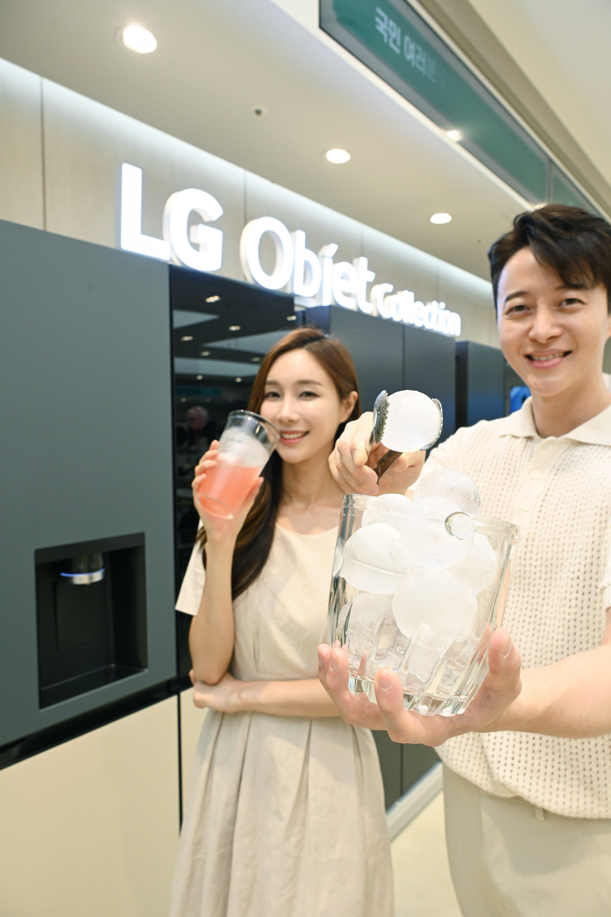 ▲LG 디오스 얼음정수기냉장고 오브제컬렉션이 7월에 전원 대비 40% 이상 판매량이 느는 등 인기를 얻고 있다. 모델이 음료의 풍미를 더해주는 지름 약 50밀리미터(mm)의 원형 얼음인 크래프트 아이스(Craft Ice)를 소개하고 있다. (사진제공=LG전자)