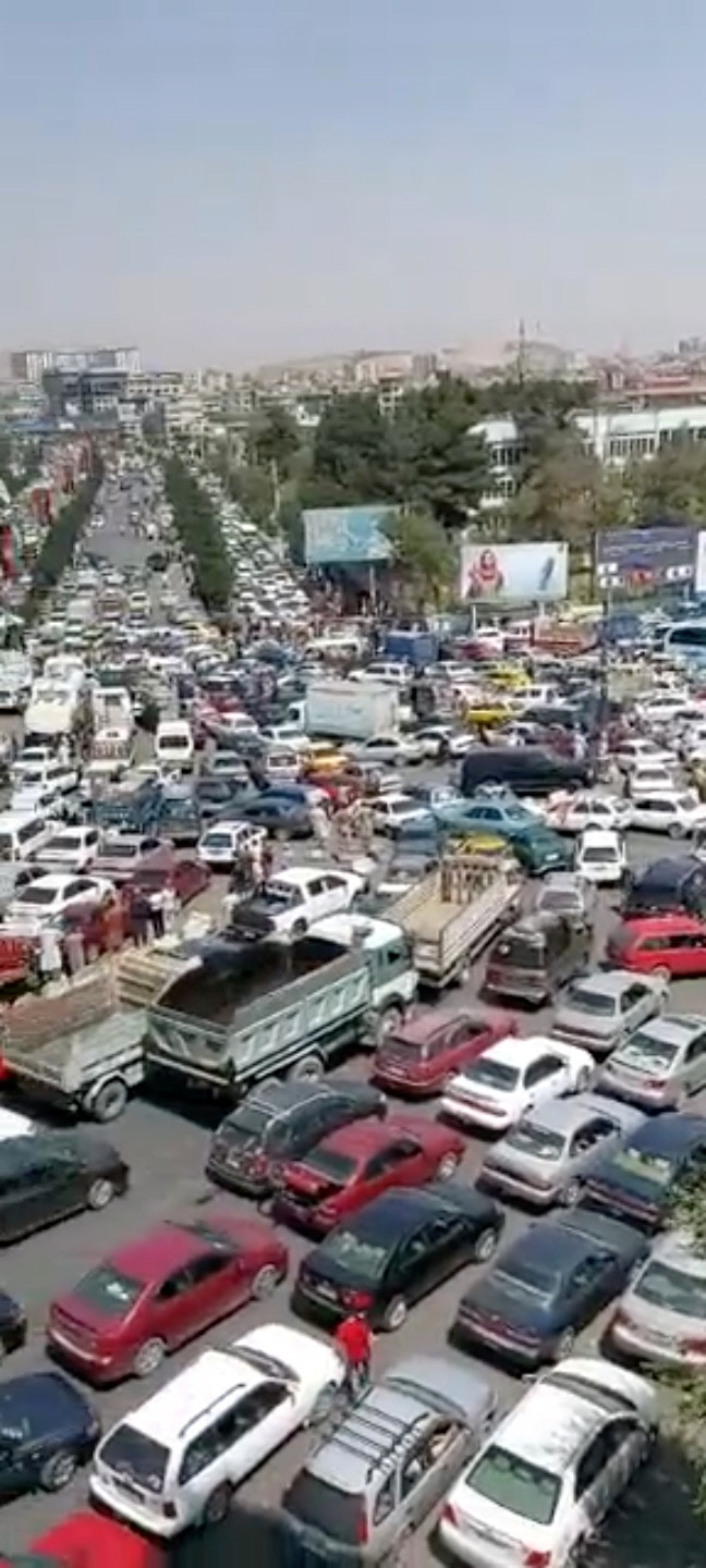 ▲아프가니스탄 카불의 한 도로에 15일 차량들이 줄지어 있다. 카불/로이터연합뉴스