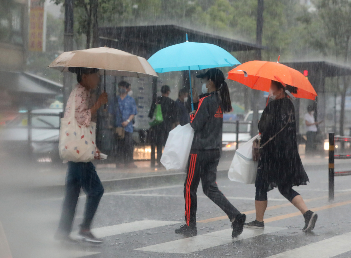 ▲서울 종로구 숭인동 동묘앞역 인근에서 갑작스러운 소나기에 시민들이 우산을 펼쳐들고 이동하고 있다. (뉴시스)