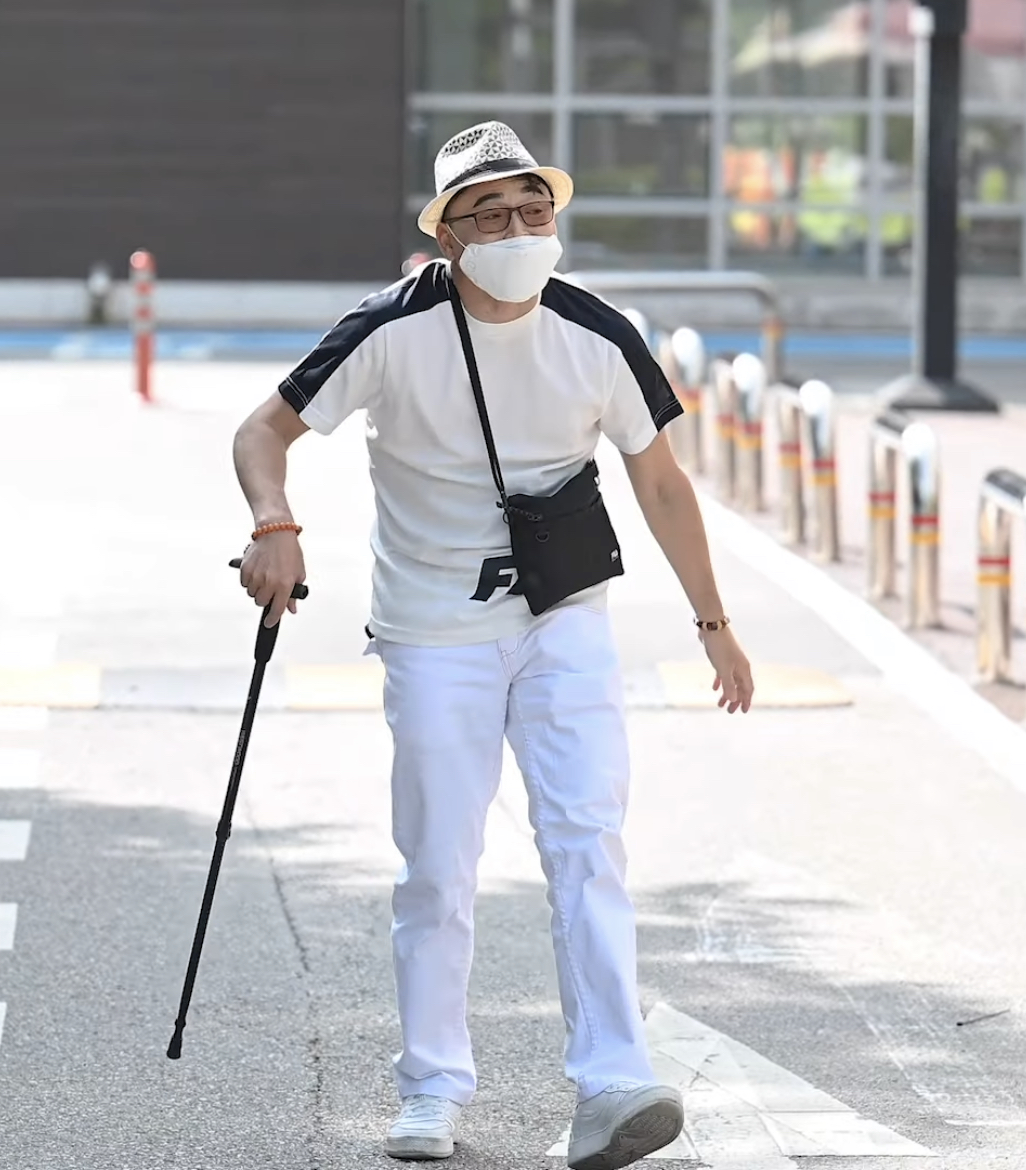 ▲이봉주가 지난 16일 서울 영등포구 여의도 KBS에서 진행된 ‘불후의 명곡’ 녹화에 참석했다.  (출처=유튜브 채널 ‘오센 스포츠’ 캡쳐)