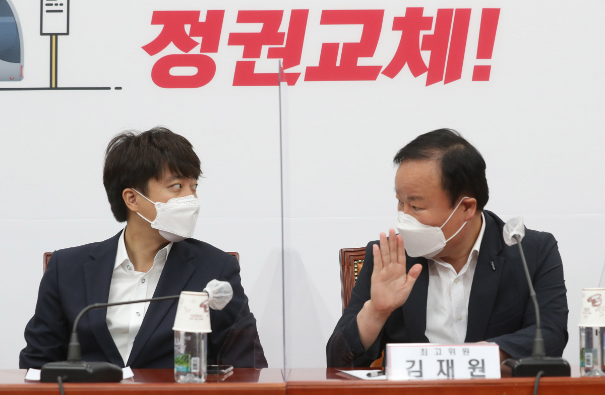 ▲이준석 국민의힘 대표(왼쪽)가 17일 서울 여의도 국회에서 열린 최고위원회의에서 김재원 최고위원과 대화하고 있다. (연합뉴스)