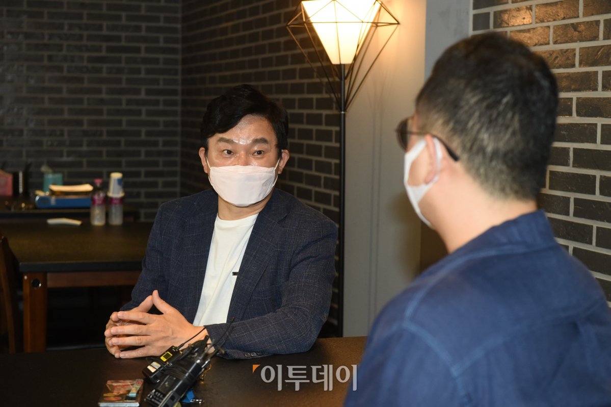 ▲원희룡 국민의힘 대통령 선거 예비후보가 16일 오후 서울 노원구 상계동 한 식당에서 청년 자영업자를 만나 코로나19로 인한 고충을 들고 있다. (국회사진취재단)