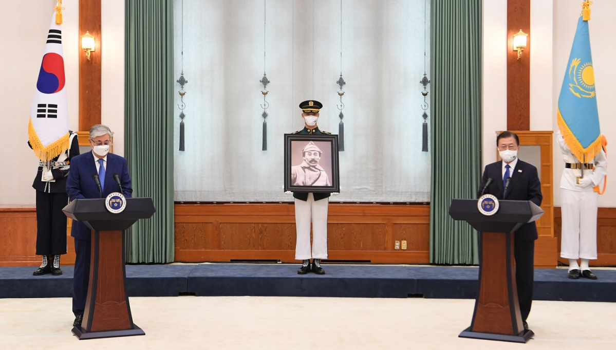 ▲<YONHAP PHOTO-1597> 연설하는 문재인 대통령    (서울=연합뉴스) 최재구 기자 = 문재인 대통령이 17일 청와대에서 열린 고 홍범도 장군 훈장 추서식에서 연설하고 있다. 2021.8.17    jjaeck9@yna.co.kr/2021-08-17 11:26:15/<저작권자 ⓒ 1980-2021 ㈜연합뉴스. 무단 전재 재배포 금지.>