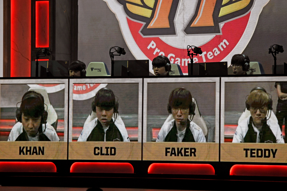 ▲2019년 스페인 마드리드에서 열린 리그 오브 레전드 월드 챔피언십(롤드컵) 4강전에 참여한 프로게임단 T1 선수들 (연합뉴스)