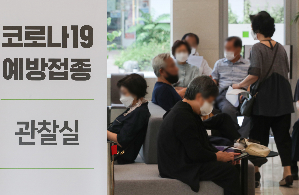 ▲12일 오전 서울 강서구 한 위탁의료기관에서 시민들이 백신 접종을 맞은 뒤 관찰실에서 대기하고 있다. (뉴시스)