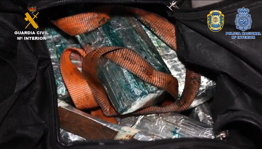 ▲스페인과 포트루갈을 오가며 코카인을 밀수한 마약 조직의 두목 79세 스페인 여성 A씨와 공범 남성 2명이 현지 경찰에 체포됐다. (출처=과르디아 시빌 트위터)