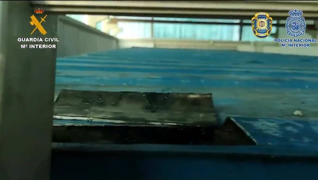 ▲마약 밀수 조직은 산호석을 운반하는 컨테이너의 틀 속에 작은 공간을 만들어 마약을 운반했다. (출처=과르디아 시빌 트위터)