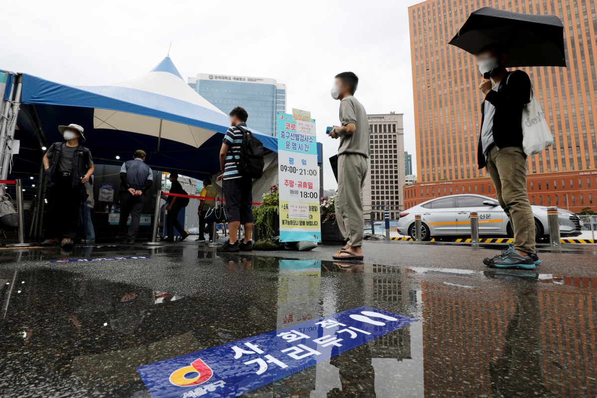 ▲코로나19 일일 신규 확진자 수가 1805명으로 집계된 18일 오전 서울 중구 서울역에 마련된 임시선별검사소에서 시민들이 검사를 기다리고 있다. (뉴시스)