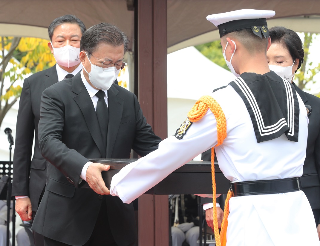 ▲<YONHAP PHOTO-1604> 관포 태극기 전달 받는 문재인 대통령    (대전=연합뉴스) 최재구 기자 = 문재인 대통령이 18일 오전 국립대전현충원에서 열린 홍범도 장군 유해 안장식에서 하관에 앞서 의장대로부터 유해를 덮었던 태극기를 전달받고 있다. 2021.8.18    jjaeck9@yna.co.kr/2021-08-18 11:29:24/<저작권자 ⓒ 1980-2021 ㈜연합뉴스. 무단 전재 재배포 금지.>