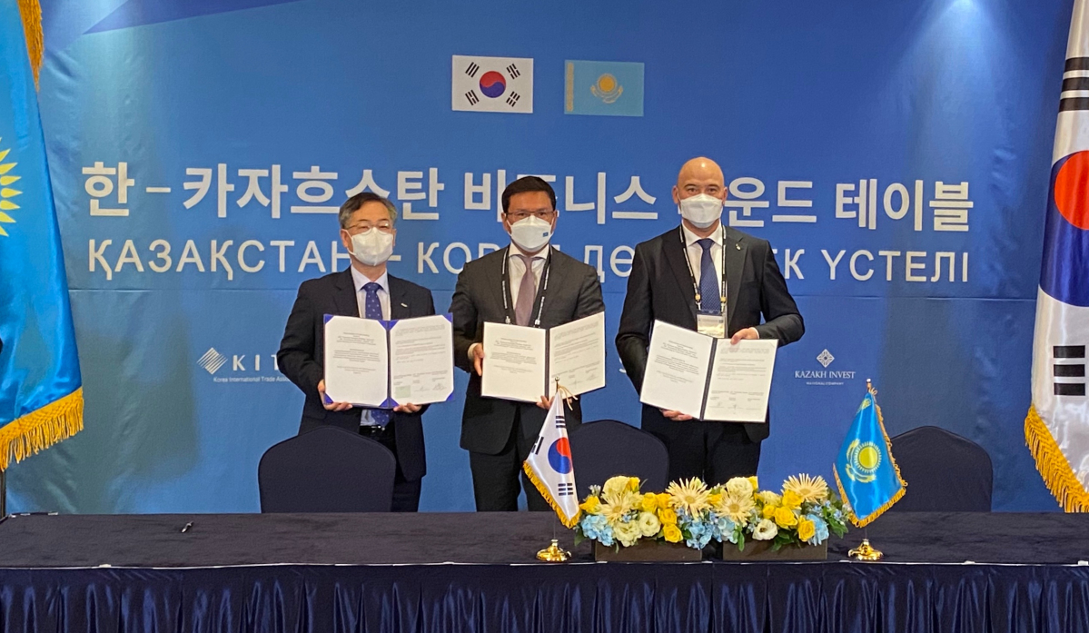 ▲주택도시보증공사(HUG)는 17일 카자흐스탄 주택공사와 국영 개발 공기업인 바이테렉(Baiterek)과 협력 강화를 위한 양해각서(MOU)를 체결했다. (사진제공=HUG)