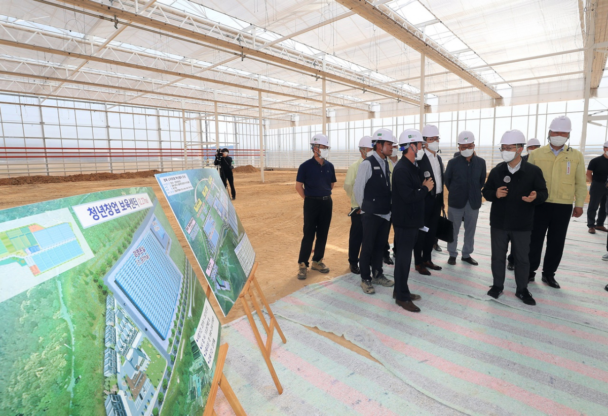 ▲ 김현수 농림축산식품부 장관이 경북 상주시 스마트팜 혁신밸리 조성 현장을 찾아 진행상황을 점검하고 관계자들을 격려하고 있다.  (사진제공=농림축산식품부)